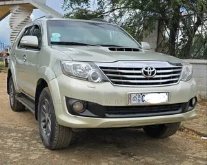 Toyota Fortuner 2013 Gold