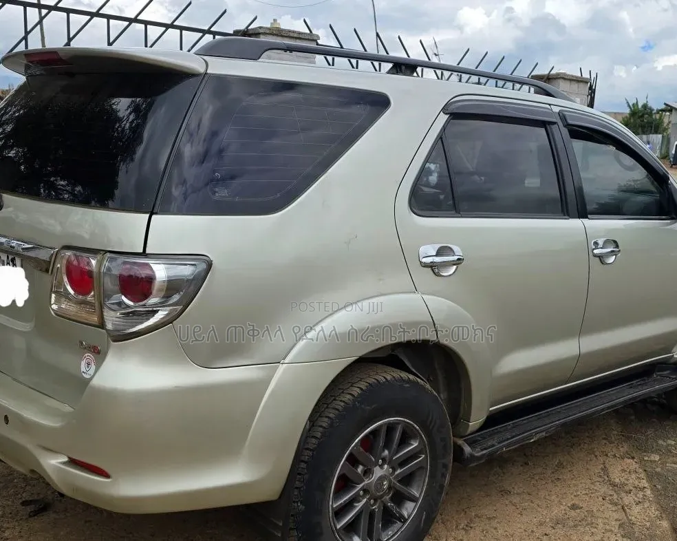 Toyota Fortuner 2013 Gold