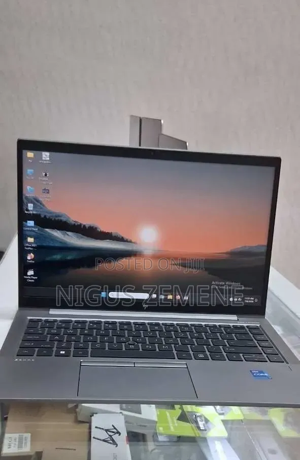 New Laptop HP ZBook Firefly G8 16GB Intel Core i7 SSD 512GB