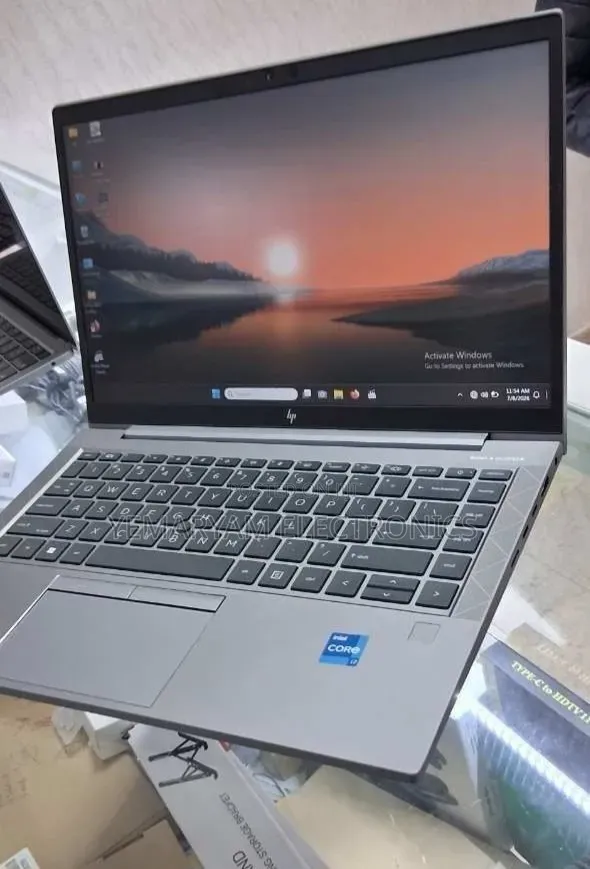 New Laptop HP ZBook Firefly G8 16GB Intel Core i7 SSD 512GB