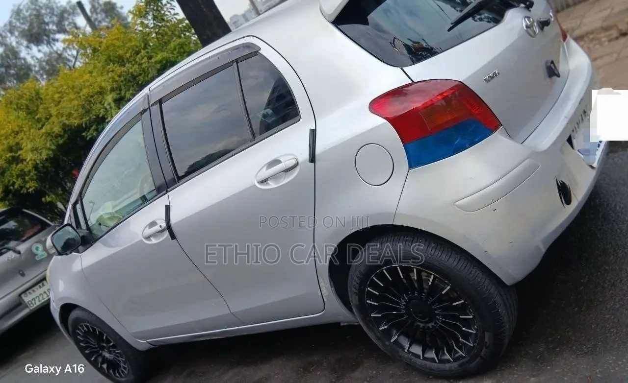 Toyota Yaris 2010 Silver
