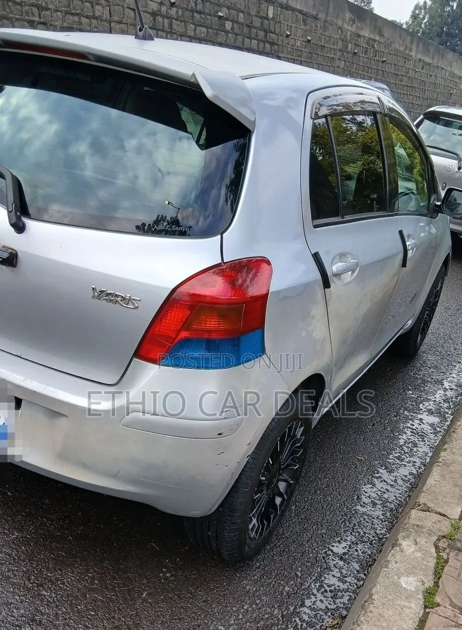 Toyota Yaris 2010 Silver