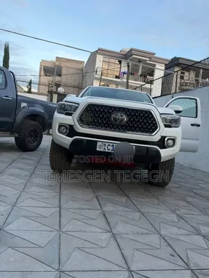 Toyota Tacoma 2018 White