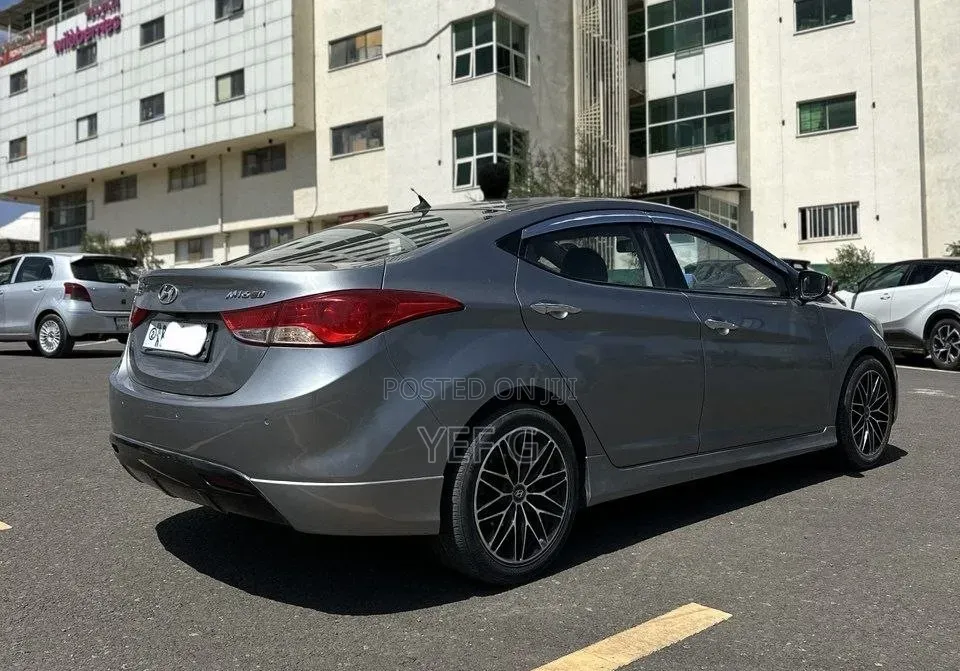Hyundai Avante 2012