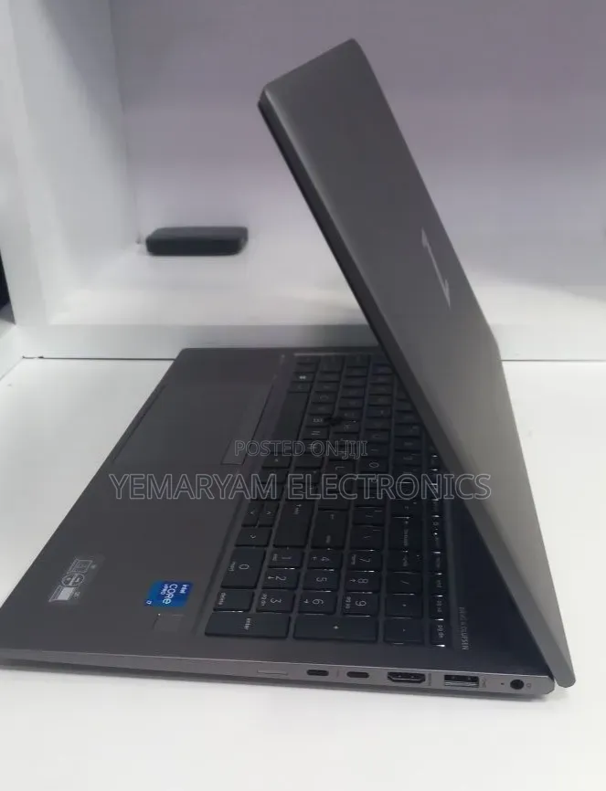 New Laptop HP ZBook Firefly G8 16GB Intel Core i7 SSD 512GB