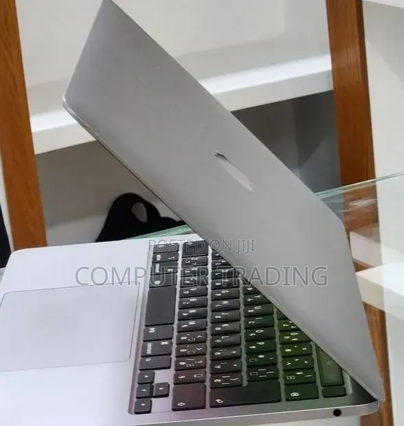 New Laptop Apple MacBook Pro 2020 8GB Intel Core i5 SSD 512GB