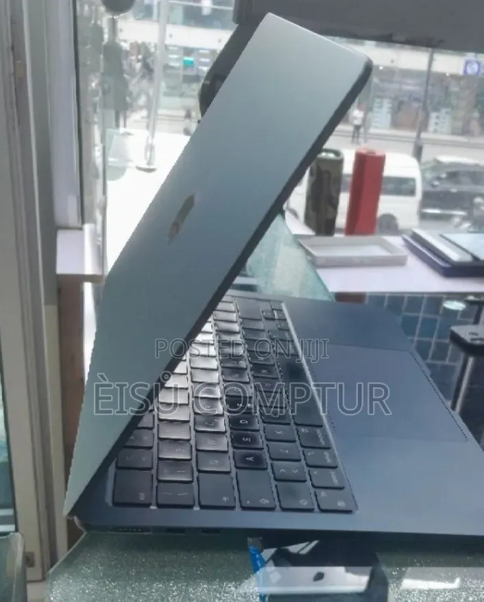New Laptop Apple MacBook Air 2024 M3 24GB Apple M3 SSD 512GB