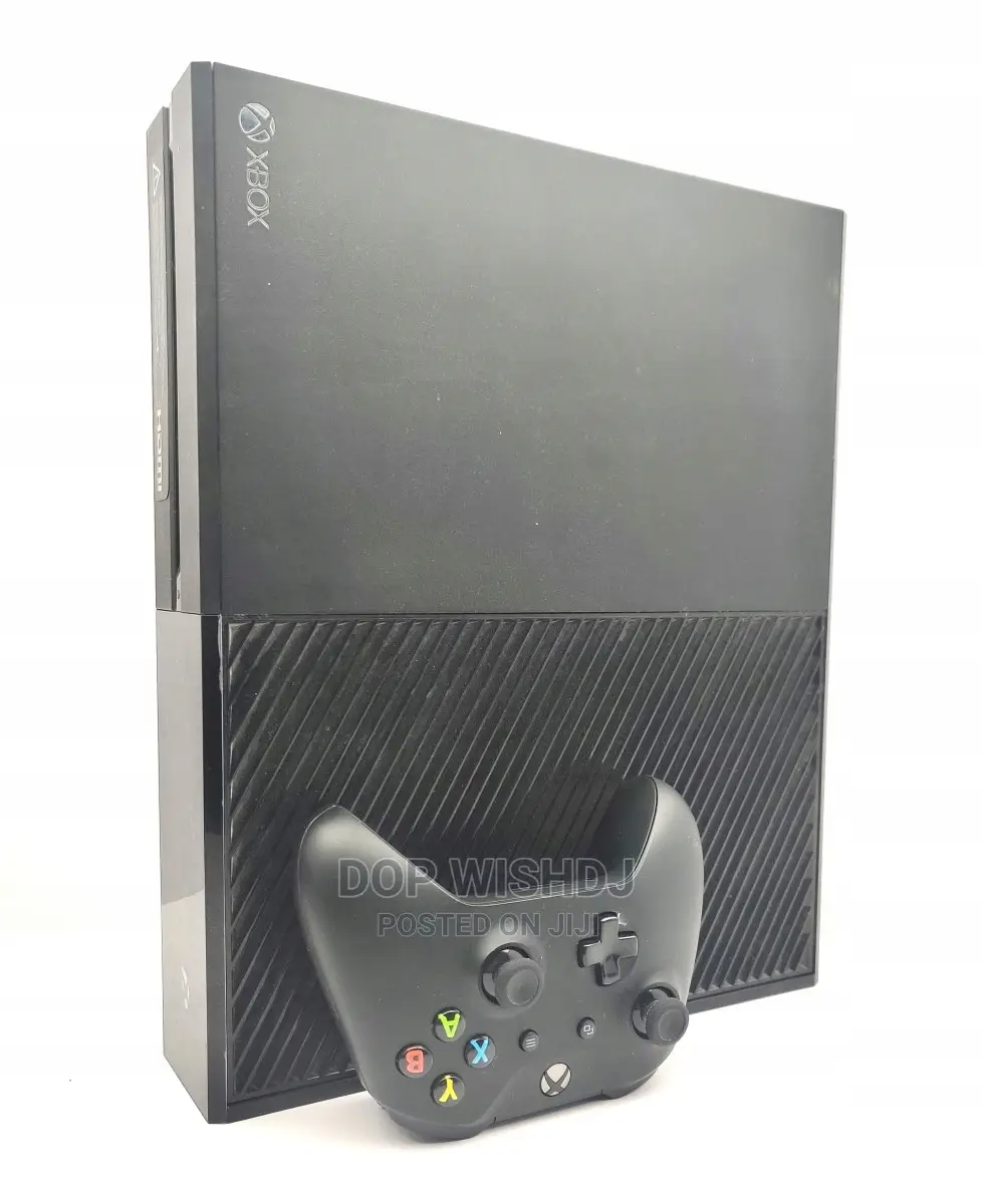 Xbox One With 1 Joystick. 2 Cd and 5 Game Installed.