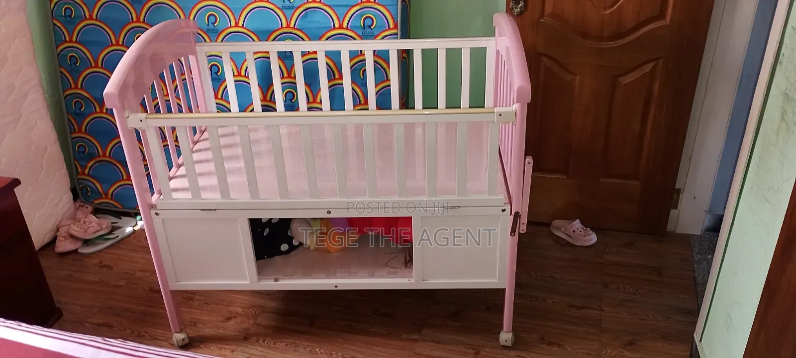 2-in-1 Deluxe Baby Crib Set!