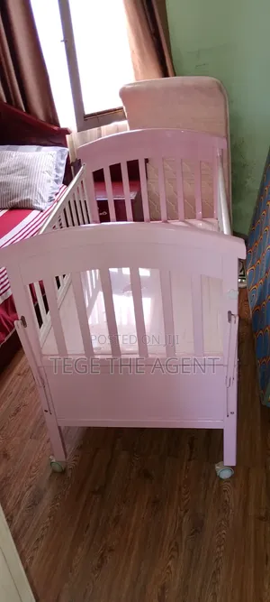 2-in-1 Deluxe Baby Crib Set!