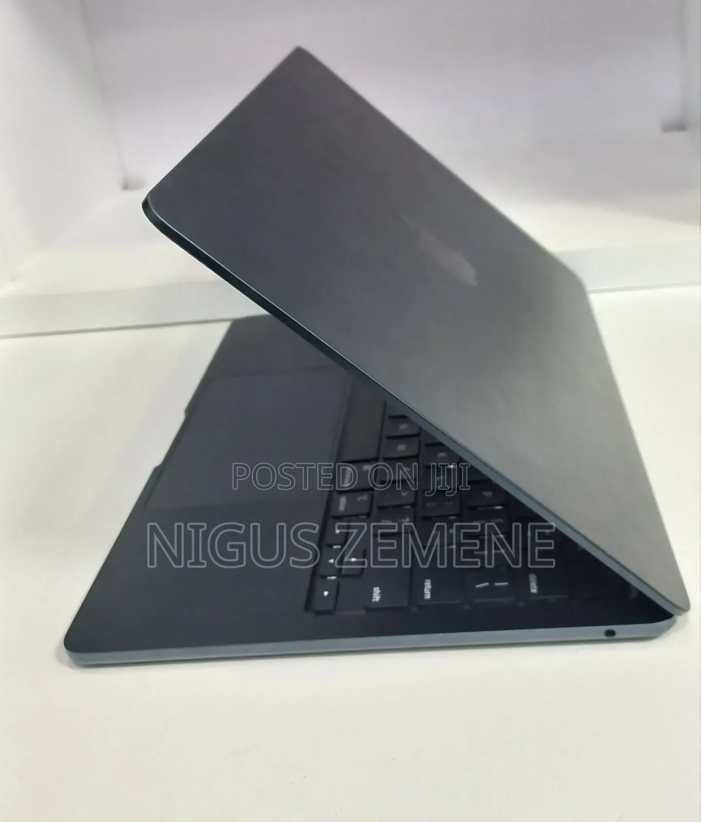 New Laptop Apple MacBook Air 2022 M2 8GB Apple M2 SSD 256GB