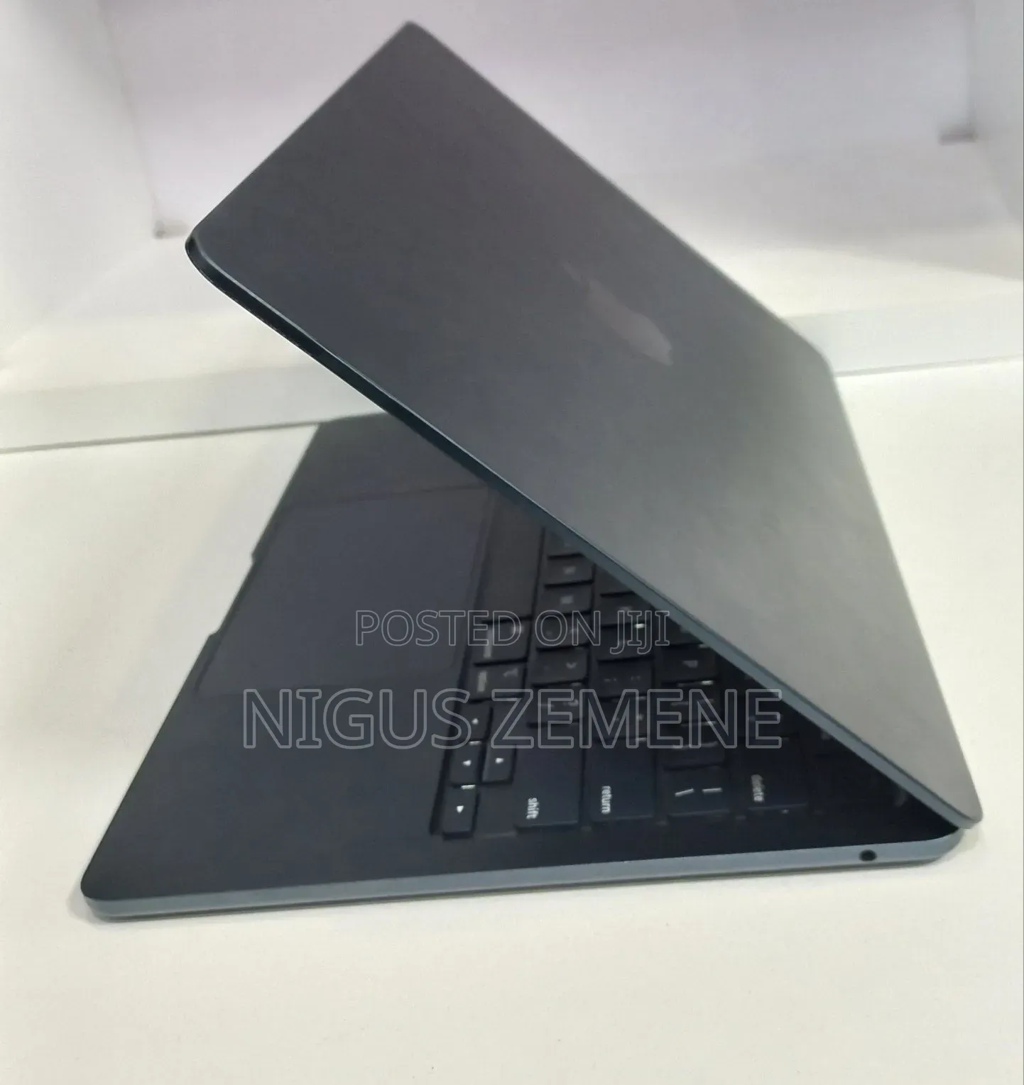 New Laptop Apple MacBook Air 2022 M2 8GB Apple M2 SSD 256GB