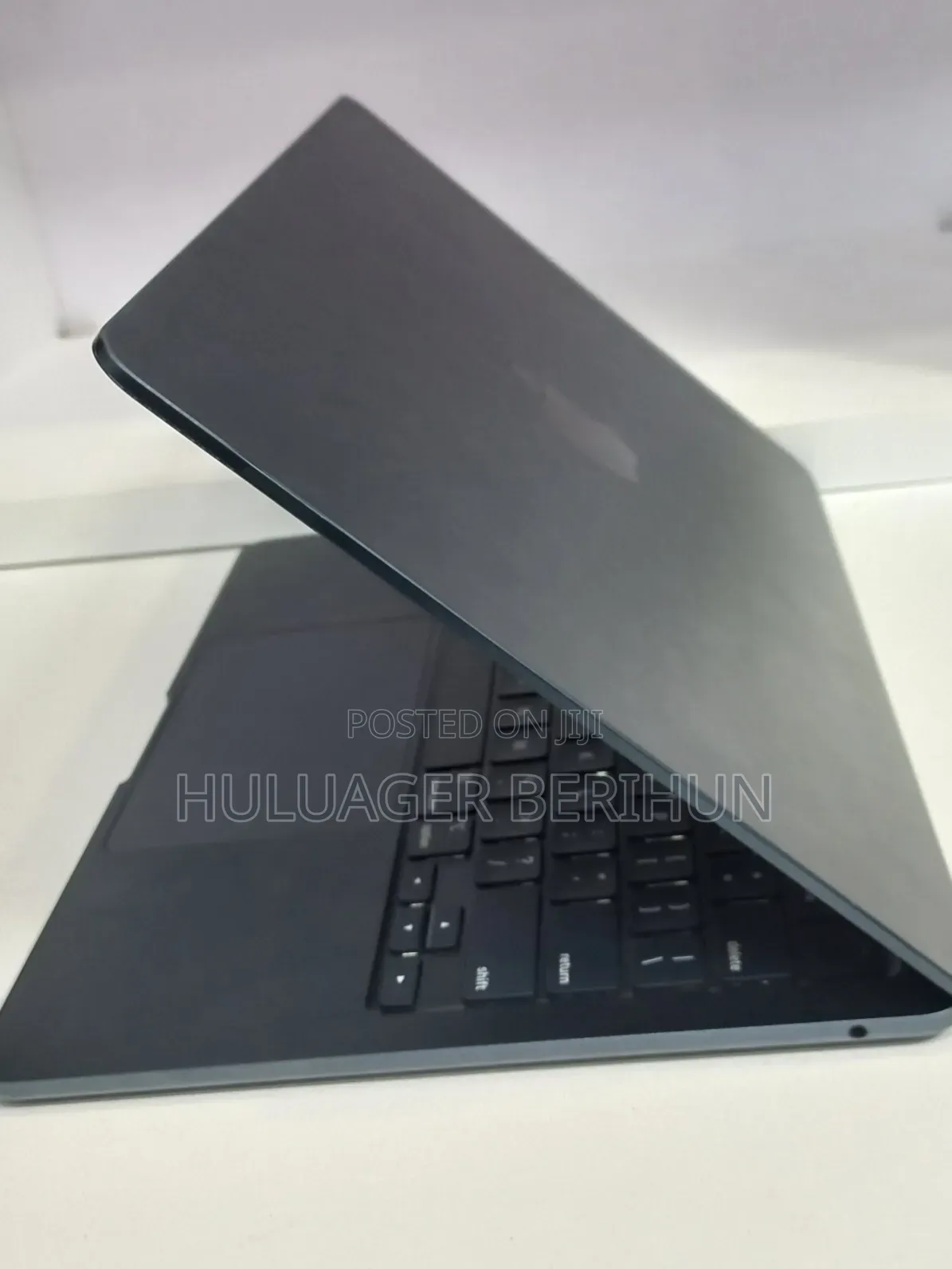 New Laptop Apple MacBook Air 2022 M2 8GB Apple M2 SSD 256GB