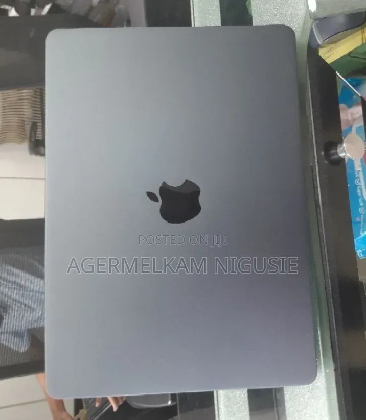 New Laptop Apple MacBook Air 2024 M3 24GB Apple M3 SSD 512GB