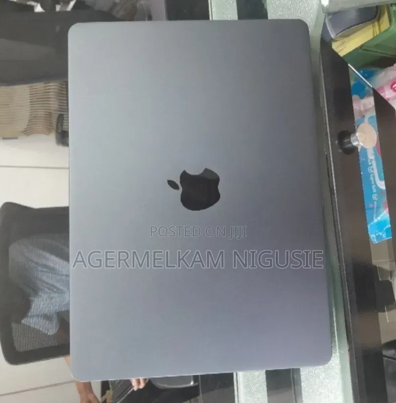 New Laptop Apple MacBook Air 2024 M3 24GB Apple M3 SSD 512GB