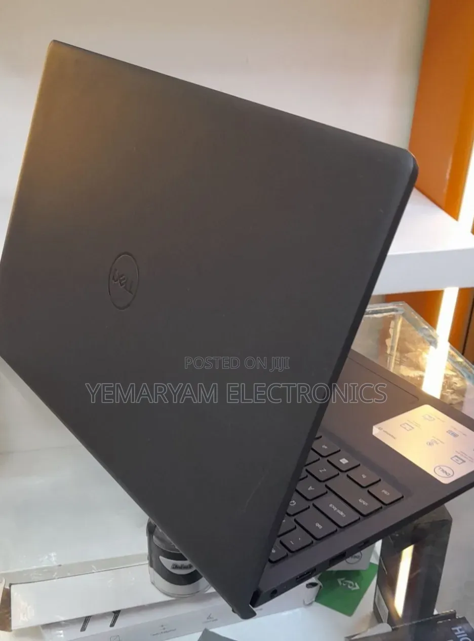 New Laptop Dell Inspiron 15 3530 8GB Intel Core i5 SSD 512GB
