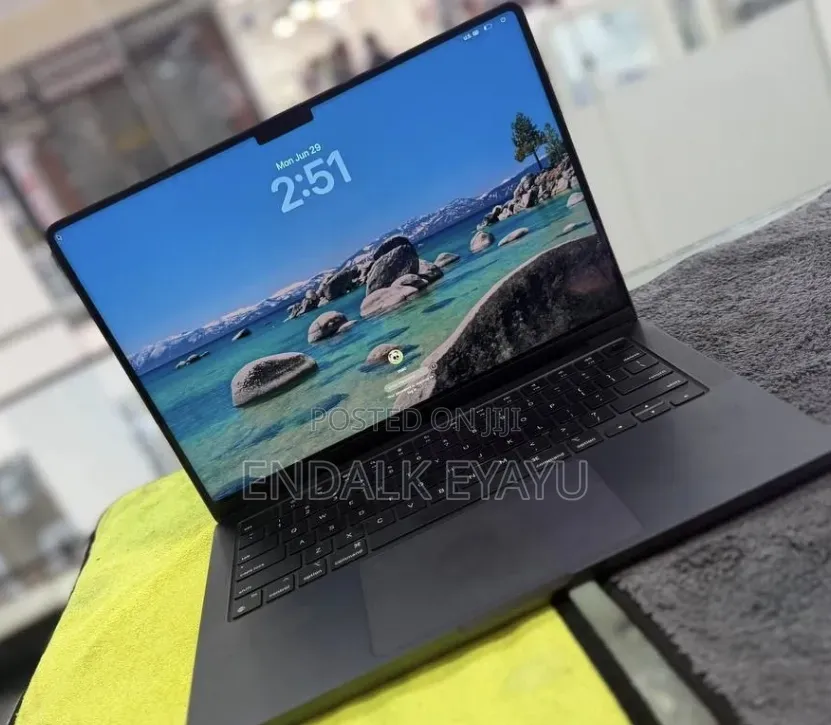 New Laptop Apple MacBook Pro 2024 M4 16GB Apple M4 Pro SSD 512GB
