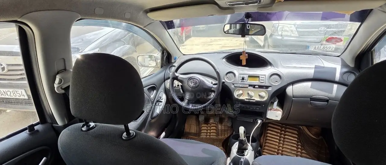 Toyota Vitz 2004 Silver