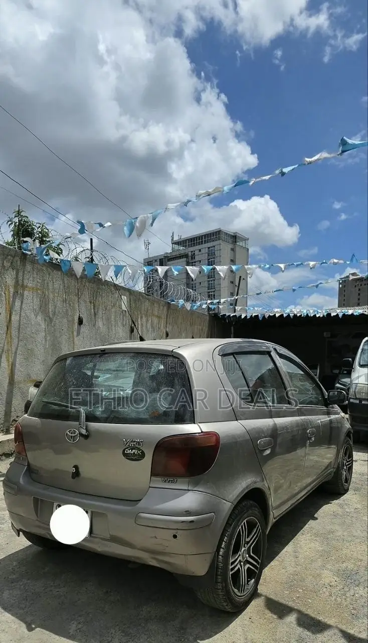 Toyota Vitz 2004 Silver