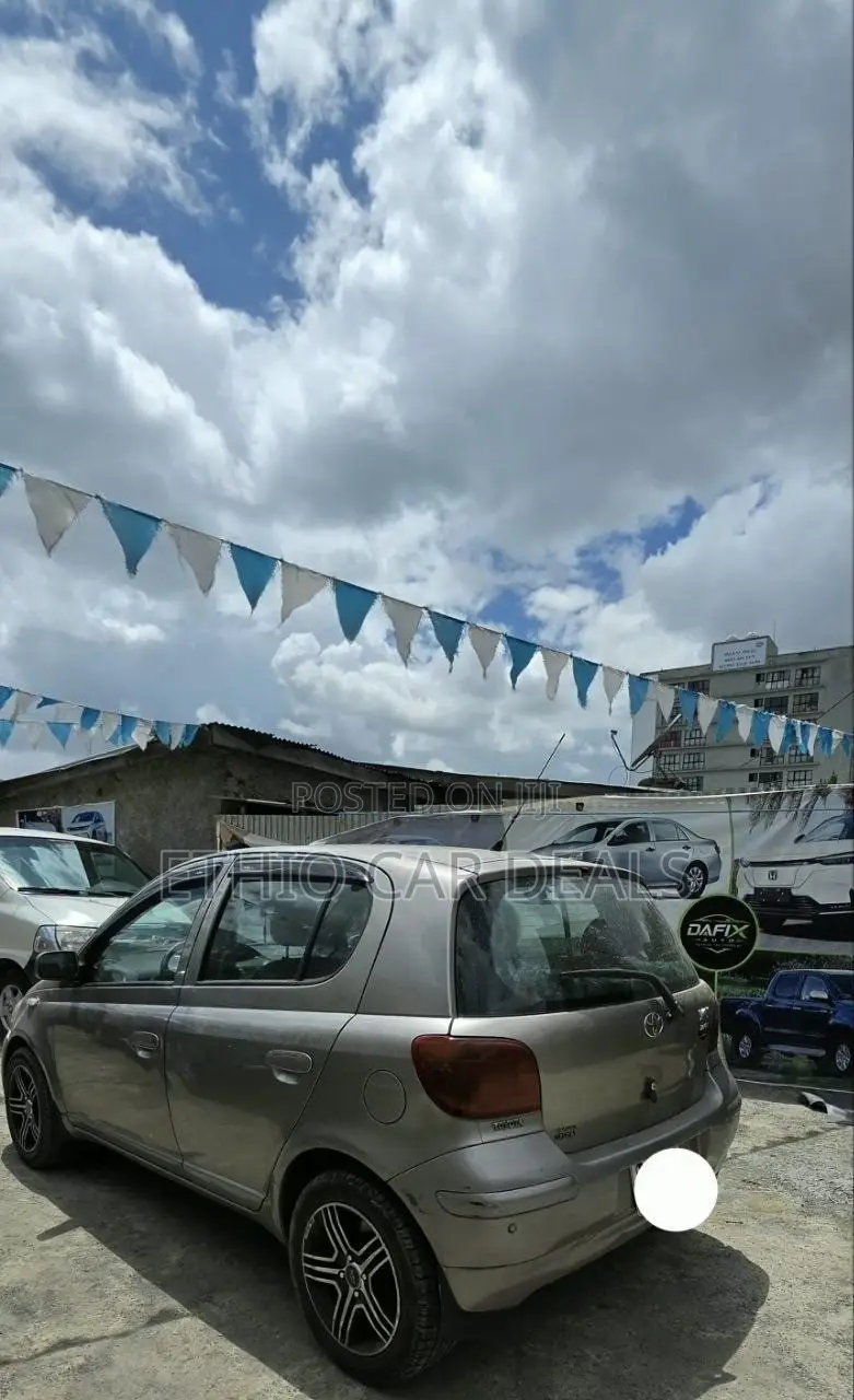Toyota Vitz 2004 Silver