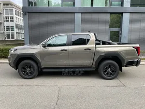 New Toyota Hilux Invincible (Hybrid) 2026 Brown