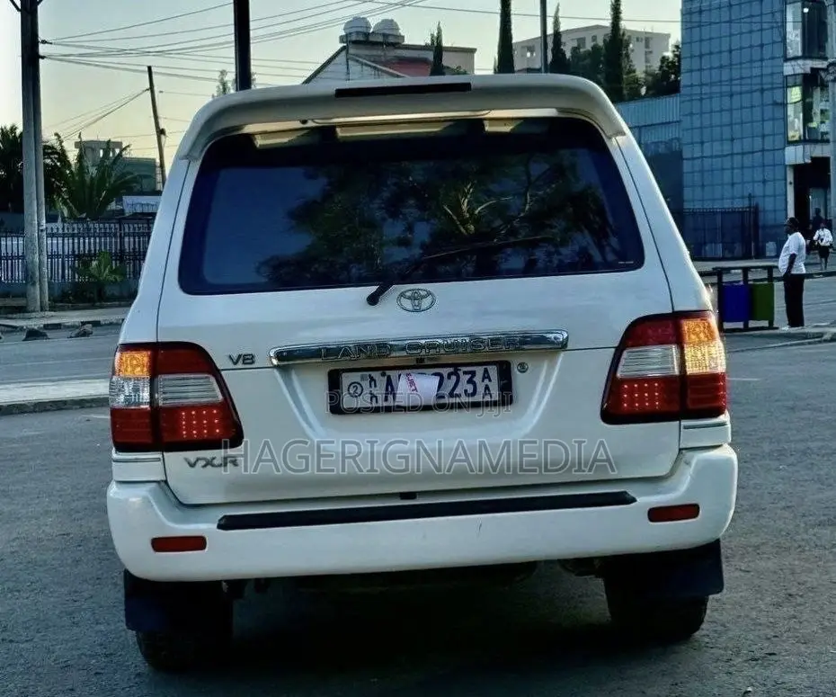 Toyota Land Cruiser 2005 White