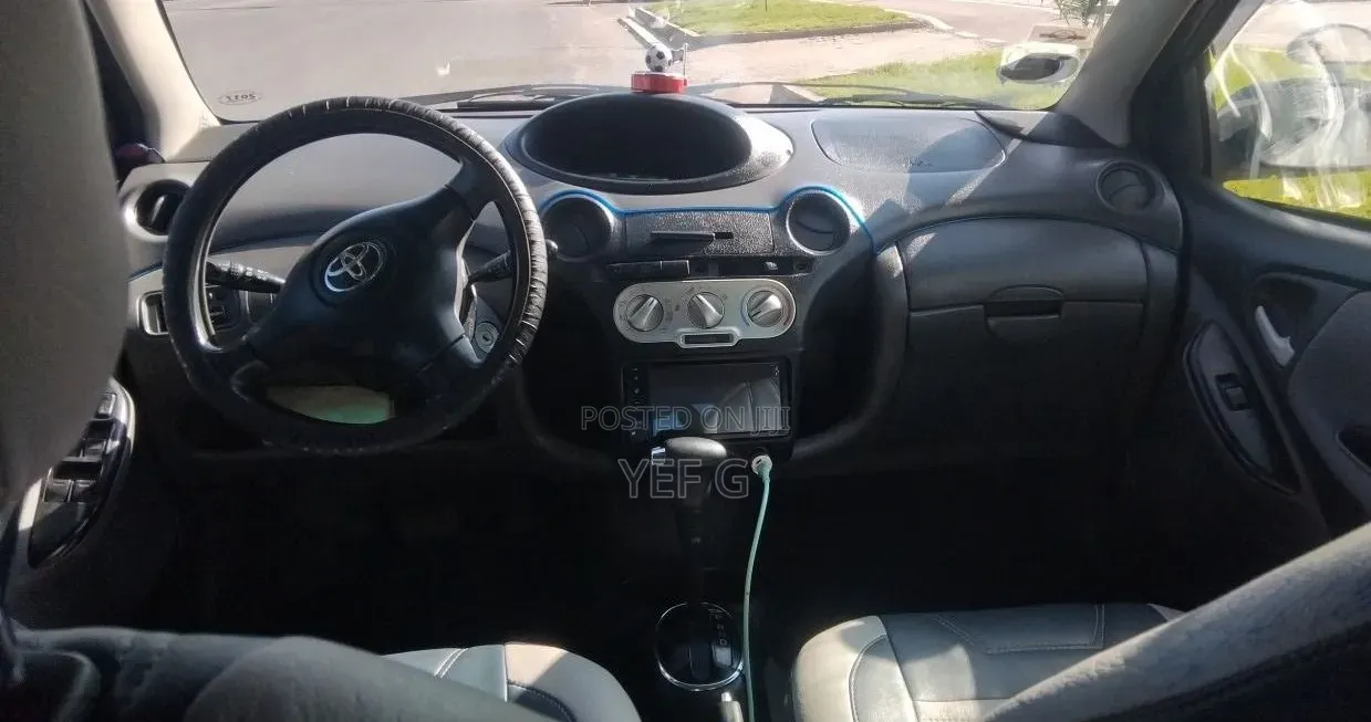 Toyota Vitz 2004 Silver