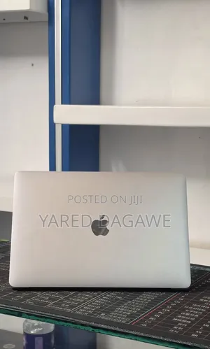 New Laptop Apple MacBook 2020 8GB Intel Core i7 SSD 256GB