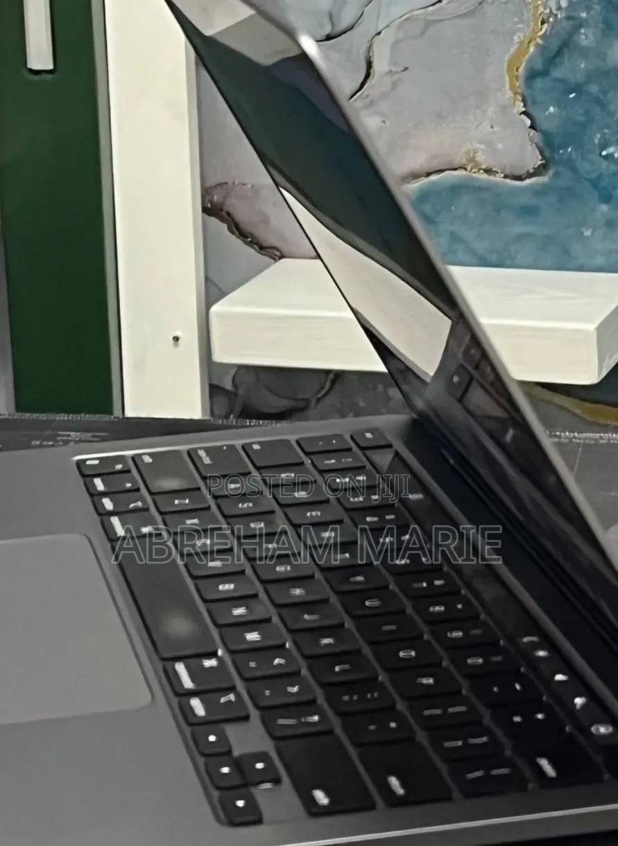 New Laptop Apple MacBook Pro 2020 M1 8GB Apple M1 Pro SSD 512GB