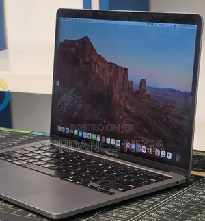 New Laptop Apple MacBook Pro 2020 8GB Intel Core i7 SSD 256GB