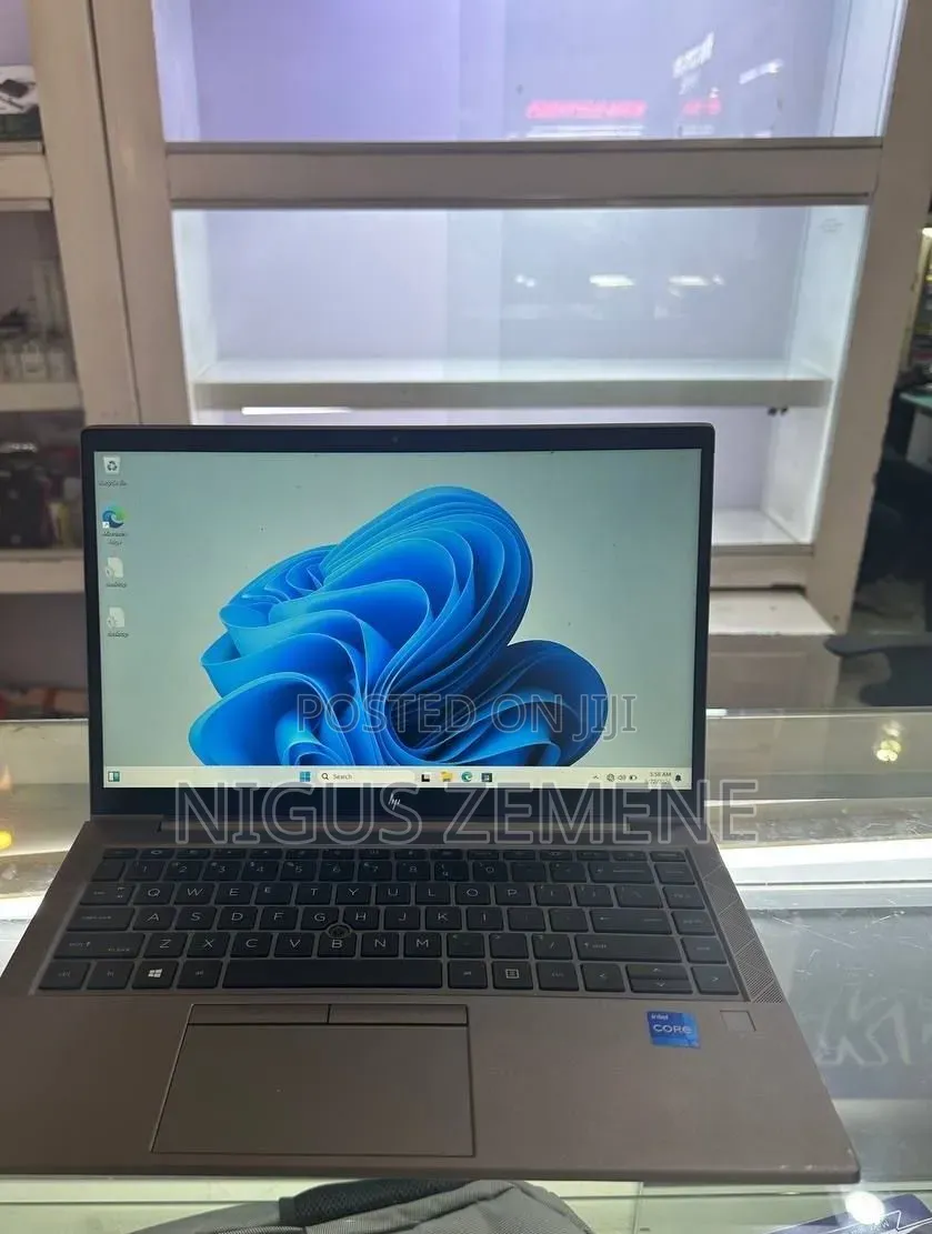 New Laptop HP ZBook Firefly G8 16GB Intel Core i5 SSD 512GB
