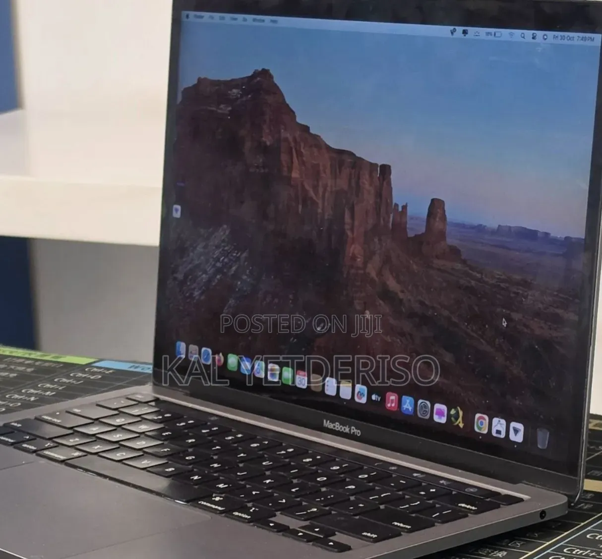 New Laptop Apple MacBook Pro 2020 8GB Intel Core i7 SSD 256GB
