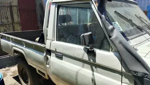 Toyota Land Cruiser 1990 White