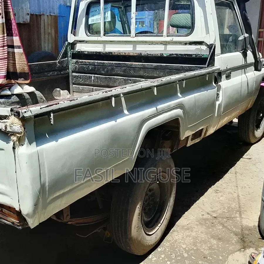 Toyota Land Cruiser 1990 White