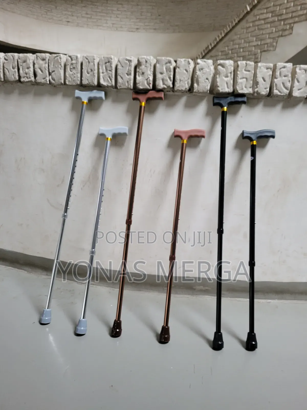 Adjustable Walking Cane勠¥touch Handle Is Made With Double-Injection