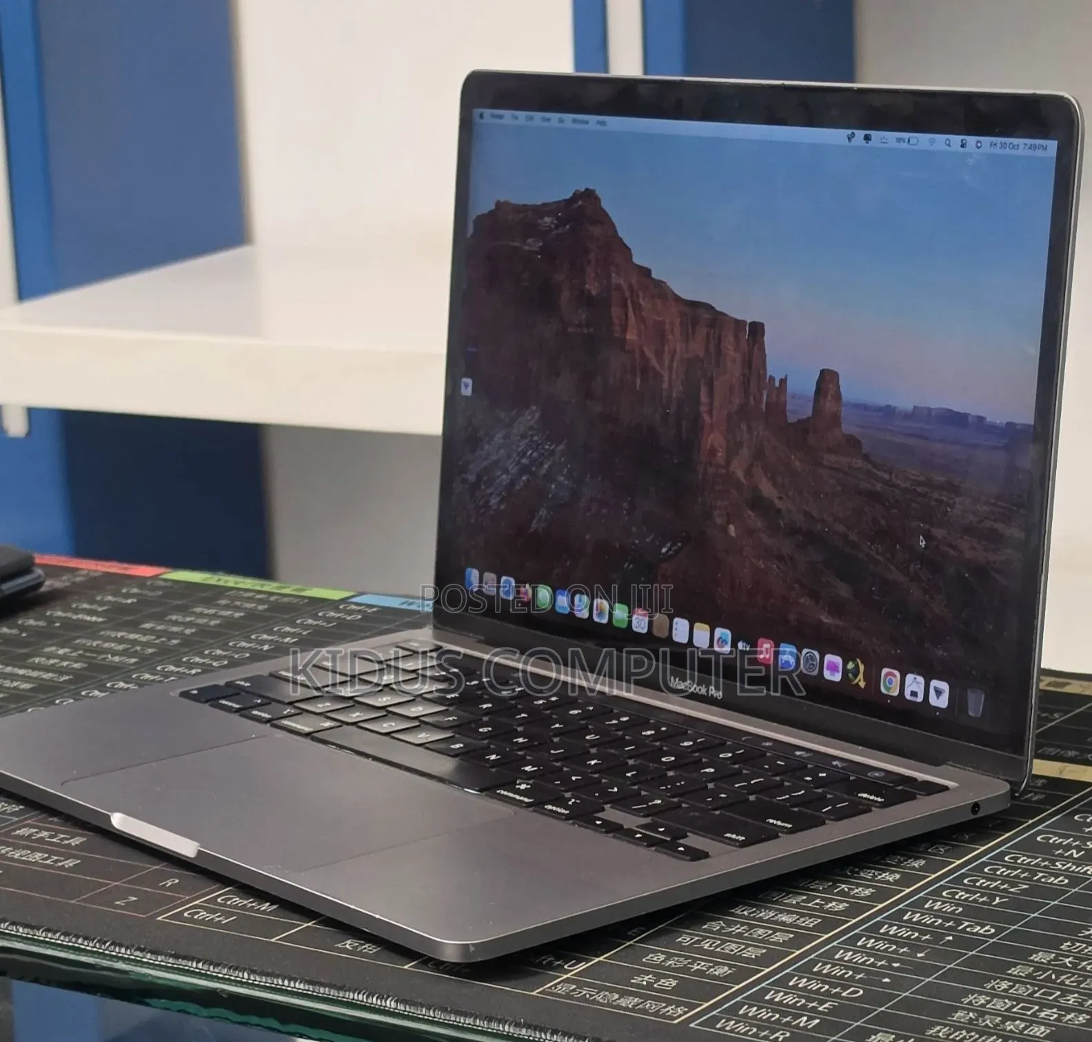 New Laptop Apple MacBook 2020 8GB Intel Core i7 SSD 256GB