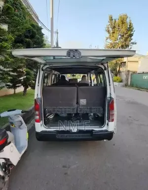 Toyota HiAce 2006 White