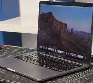 New Laptop Apple MacBook Pro 2020 8GB Intel Core i7 SSD 256GB