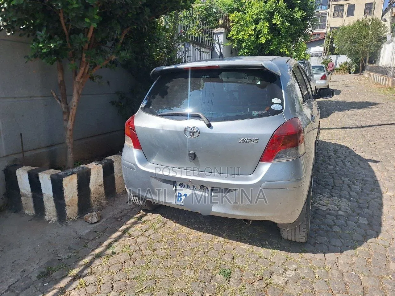 Toyota Yaris 2010 Silver