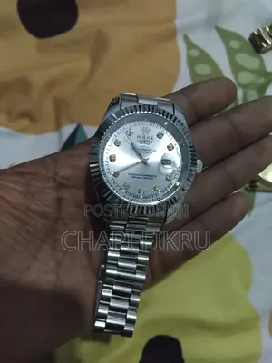 Luxury Men's Black & Silver Wristwatch