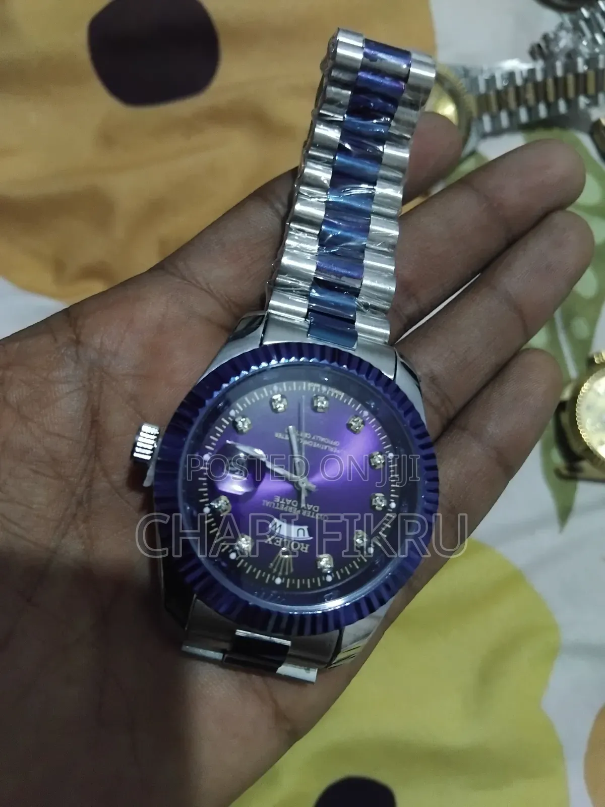 Luxury Men's Black & Silver Wristwatch
