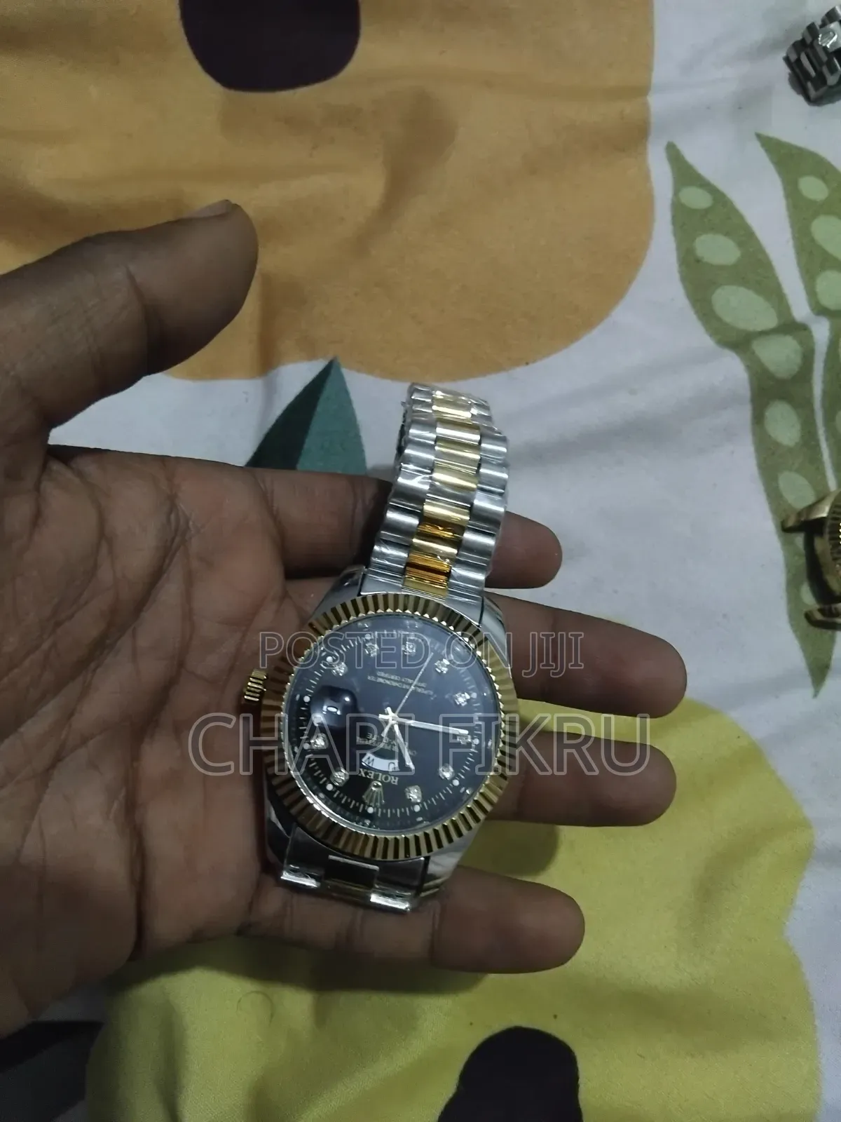 Luxury Men's Black & Silver Wristwatch