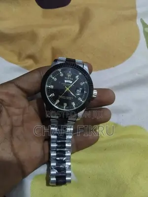 Luxury Men's Black & Silver Wristwatch