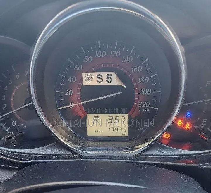 Toyota Yaris 2017 Orange