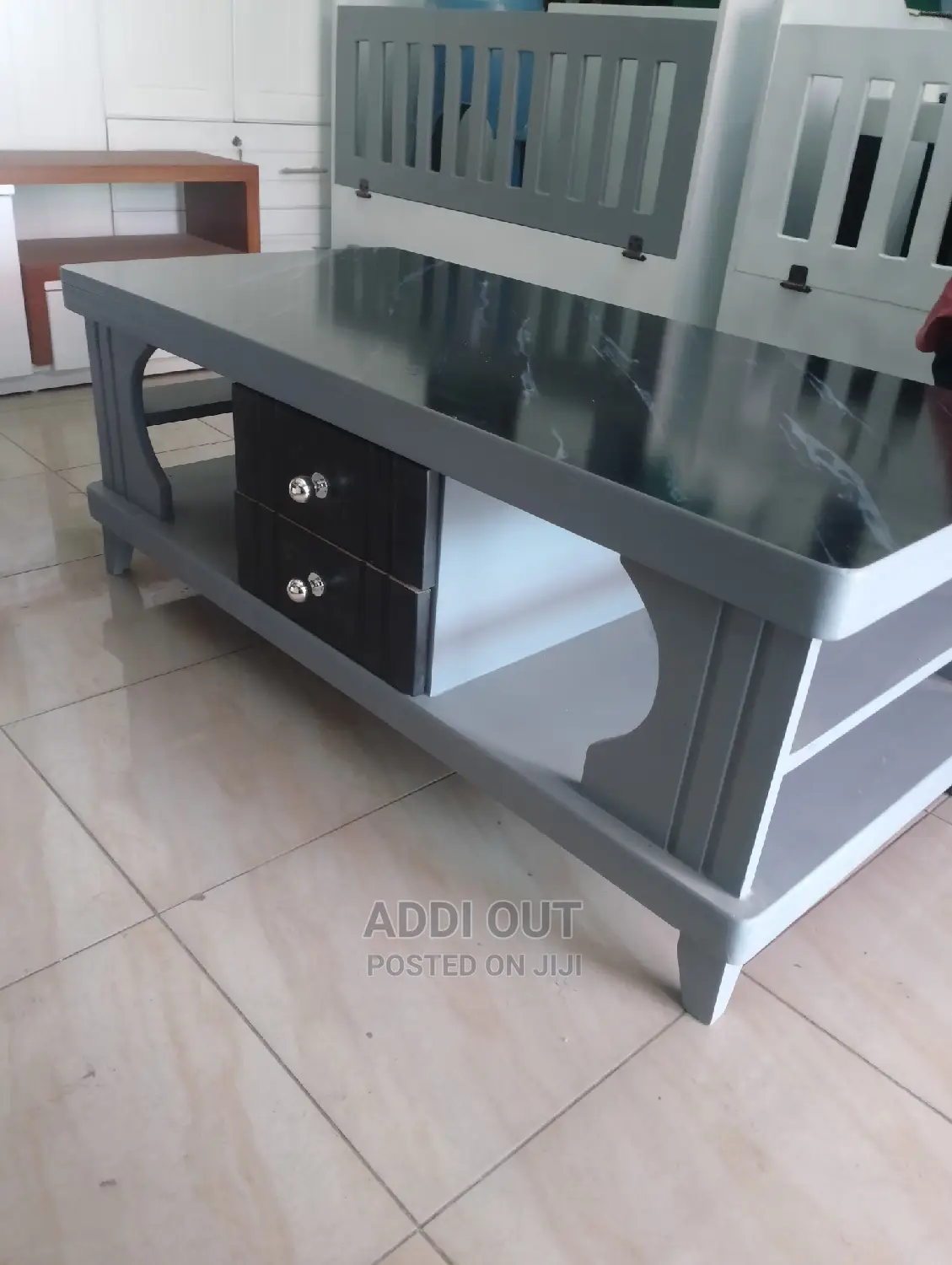 Table/ጠረጴዛ