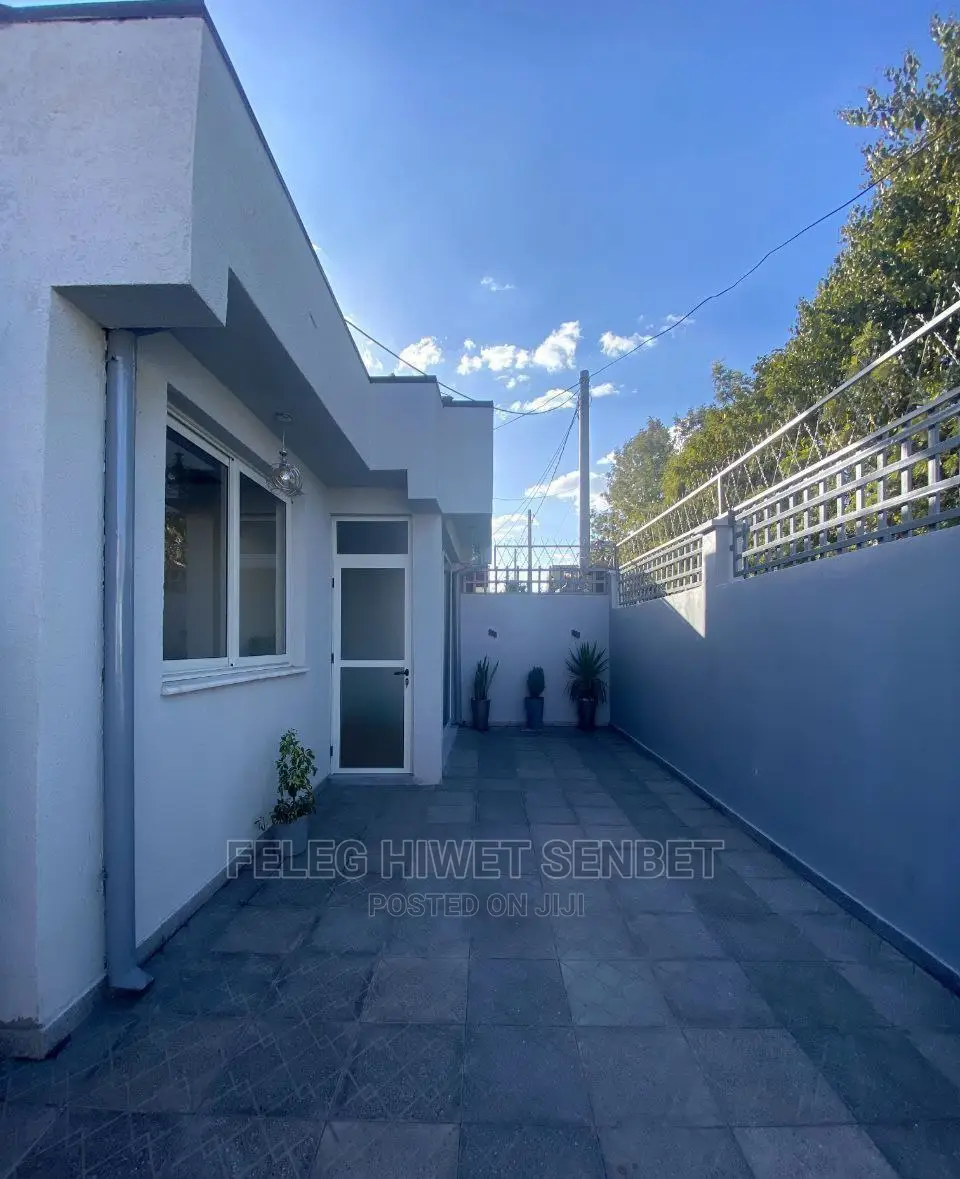 3bdrm Villa in አአ, Bole for Sale
