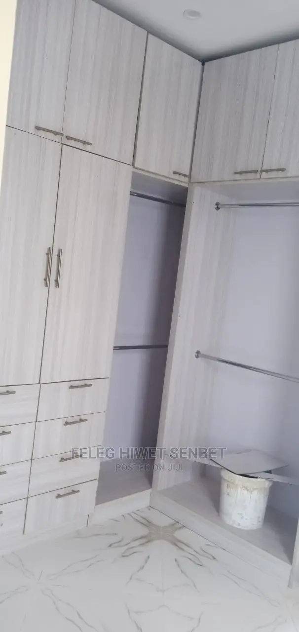 5bdrm House in አአ, Bole for Sale