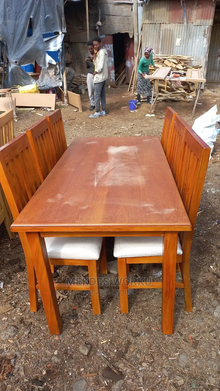 የምግብ ጠረጴዛ(ዳይኒግ ቴብል)