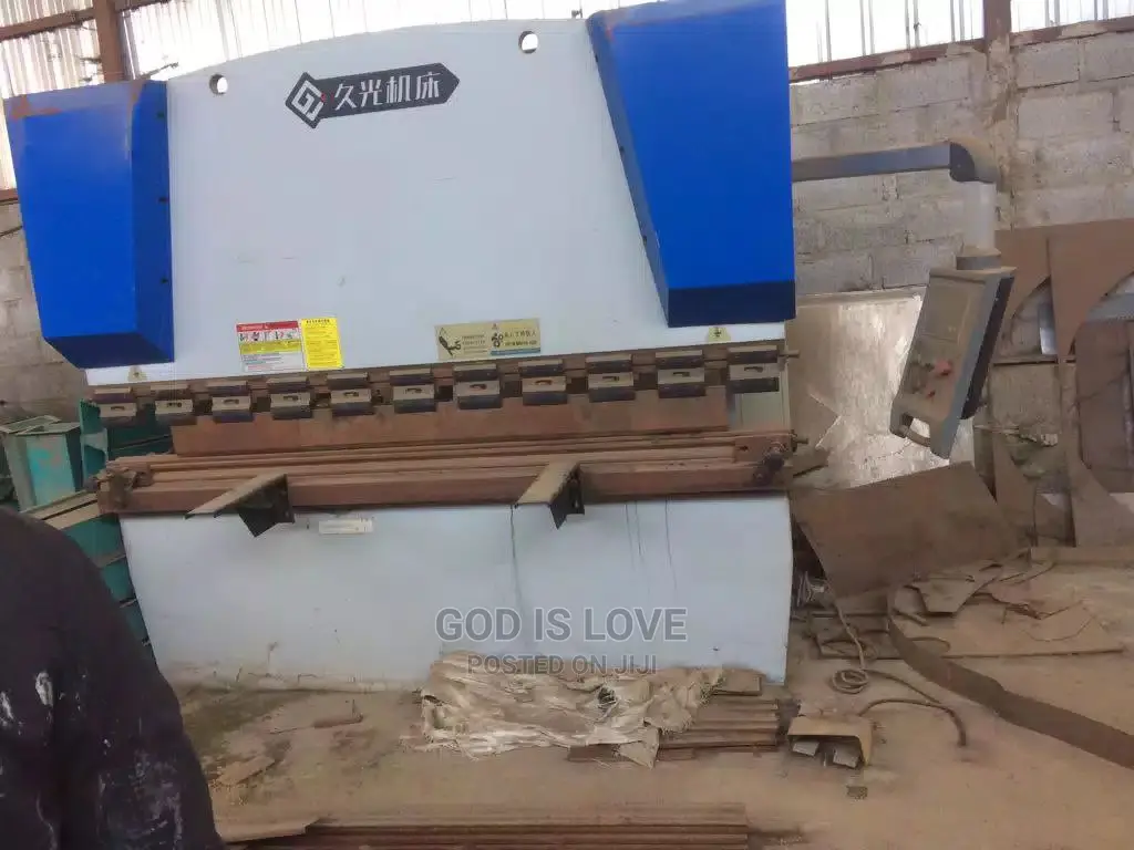 የማምረቻ ማሽኖች በአንድ ቦታ