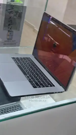 Photo - New Laptop Apple MacBook Pro 2017 16GB Intel Core I7 SSD 512GB